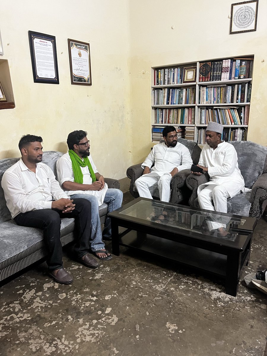 imshaukatali's tweet photo. आज निज़ामाबाद विधानसभा क्षेत्र के विधायक जनाब आलम बदी साहब के इंतिक़ाल पर उनके आवास पर पहुँचकर उनके परिजनों से मुलाकात की और ताज़ियत पेश की।

अल्लाह तआला मरहूम की मग़फ़िरत फ़रमाए, उन्हें जन्नतुल फ़िरदौस में आला मुकाम अता फ़रमाए।
#AlamBadi #Azamgarh #Nizamabad #ShaukatAli https://t.co/azU7h3LQCO