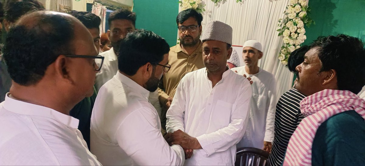 imshaukatali's tweet photo. आज निज़ामाबाद विधानसभा क्षेत्र के विधायक जनाब आलम बदी साहब के इंतिक़ाल पर उनके आवास पर पहुँचकर उनके परिजनों से मुलाकात की और ताज़ियत पेश की।

अल्लाह तआला मरहूम की मग़फ़िरत फ़रमाए, उन्हें जन्नतुल फ़िरदौस में आला मुकाम अता फ़रमाए।
#AlamBadi #Azamgarh #Nizamabad #ShaukatAli https://t.co/azU7h3LQCO