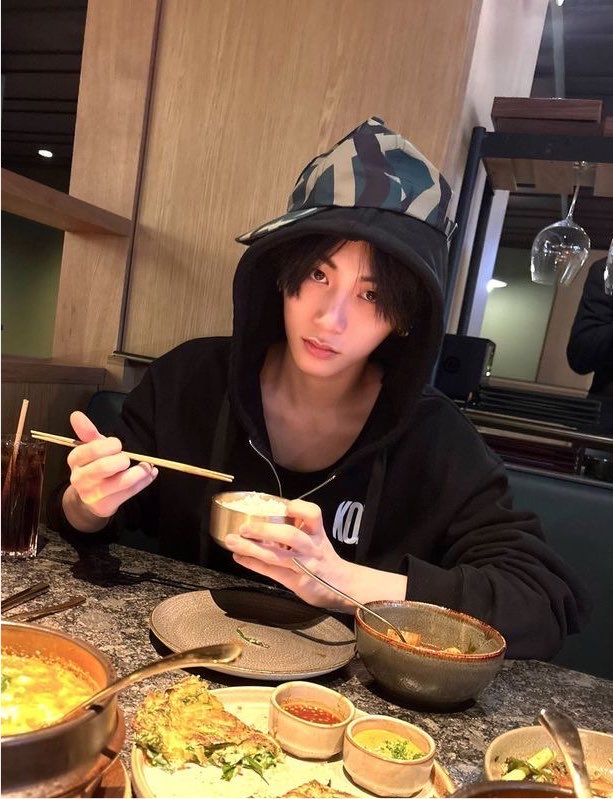 RuinedAnton's tweet photo. dinner after practice always tastes the best.
 i’m eating with @RuinedTaesan today~ don’t worry, i’m making sure he eats well too  ㅋㅋㅋㅋ https://t.co/2w8l43avpb