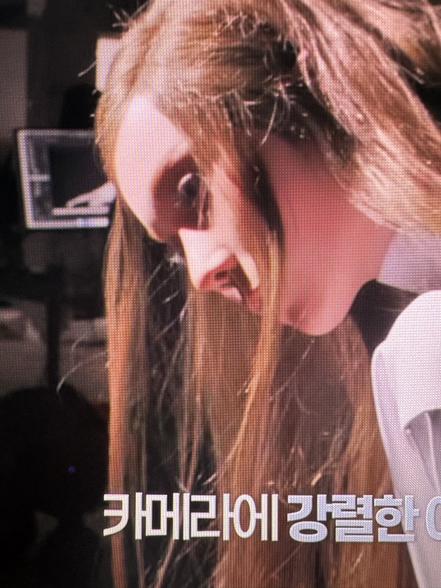 tomorr0w512's tweet photo. 이 부분에서 정말 감탄했습니다 그녀의 아이홀에. 아니 분명 데뷔초 때는 믽둥맨둥 아가였는데 언제 이렇게 커서 골격도 생기고ㅜ 딸아!!!!! https://t.co/1iW08YPQ62