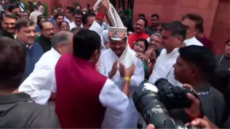 pathakrajt's tweet photo. संसद पहुंचे धर्मेंद्र प्रधान का NDA सांसदों ने किया स्वागत, विपक्ष ने लगाए 'शिक्षा चोरी' के नारे 
https://t.co/NungeNUNuT
#DharmendraPradhan #Parliament #NDA #Opposition #Education https://t.co/nP1IuPU5xr