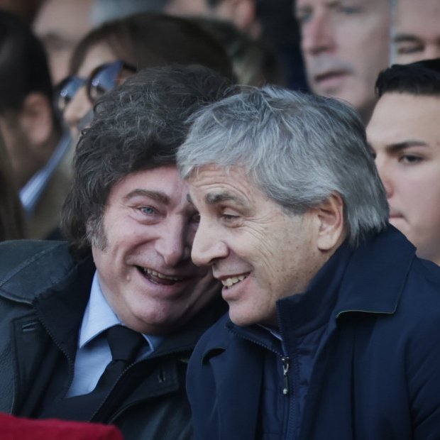 clarincom's tweet photo. VUELAN LAS EXPORTACIONES DE CARNE VACUNA A EE.UU.: EN UN MES YA SE AGOTÓ LA CUOTA DEL TERCER TRIMESTRE

Las exportaciones argentinas de carne vacuna a Estados Unidos alcanzaron 55.506 toneladas por US$448 millones durante el primer semestre de 2026. El volumen aumentó un 185% y la facturación un 243% frente al mismo período de 2025, tras la ampliación del cupo a 100.000 toneladas.

Estados Unidos se consolidó como el segundo destino de la carne argentina, detrás de China, al concentrar el 16% del volumen y cerca del 20% del valor exportado. La fuerte demanda permitió agotar en la primera semana de julio el cupo adicional de 20.000 toneladas correspondiente al tercer trimestre.

Los exportadores deberán esperar hasta el 1° de octubre para comenzar a utilizar las 20.000 toneladas del último trimestre, aunque continúa disponible parte de la cuota tradicional. En el primer semestre, Argentina exportó en total 336.200 toneladas de carne bovina, según el Consorcio ABC, por US$2.288,1 millones, con aumentos interanuales del 7% en volumen y del 43% en divisas.

Testimonios

“El mercado de los Estados Unidos, que durante años se nos había cerrado, hoy es una máquina de batir récords. Gracias a un sensacional trabajo de nuestros ministros, logramos triplicar la cuota de exportación a este país y, en apenas seis meses de este año, ya les vendimos más carne que en todo el año pasado”– Javier Milei.

“Es inédito porque el año pasado hicimos las 20.000 toneladas de cuota y algunas más fuera de cuota pagando el arancel del 26%”– Mario Ravettino, titular del Consorcio ABC.

“Al 16 de junio ya habíamos cumplido las 20.000 toneladas del segundo trimestre y teníamos emitidas 15.000 del tercero. Por lo que en la primera semana de julio se agotó la cuota del tercer trimestre. Ahora habrá que esperar hasta el primero de octubre para comenzar a utilizar las 20.000 toneladas correspondientes al último trimestre”– Mario Ravettino.

“No pudimos cumplir enero, febrero y marzo porque la proclama del salió recién el 15 de febrero. Además, el cupo se computa por fecha de ingreso al país norteamericano y no por fecha de embarque desde Argentina. A eso se sumó que inicialmente la medida contemplaba una sola posición arancelaria y hubo que negociar durante dos semanas adicionales la incorporación de otras posiciones”– Mario Ravettino.

(+) en Clarín: https://t.co/CaCZPSsO80
