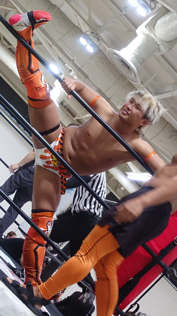 kosshi_TSV's tweet photo. 試合前のストレッチ
#DRAGONGATE
#望月ジュニア
#BenK https://t.co/P8p5kAGvLi