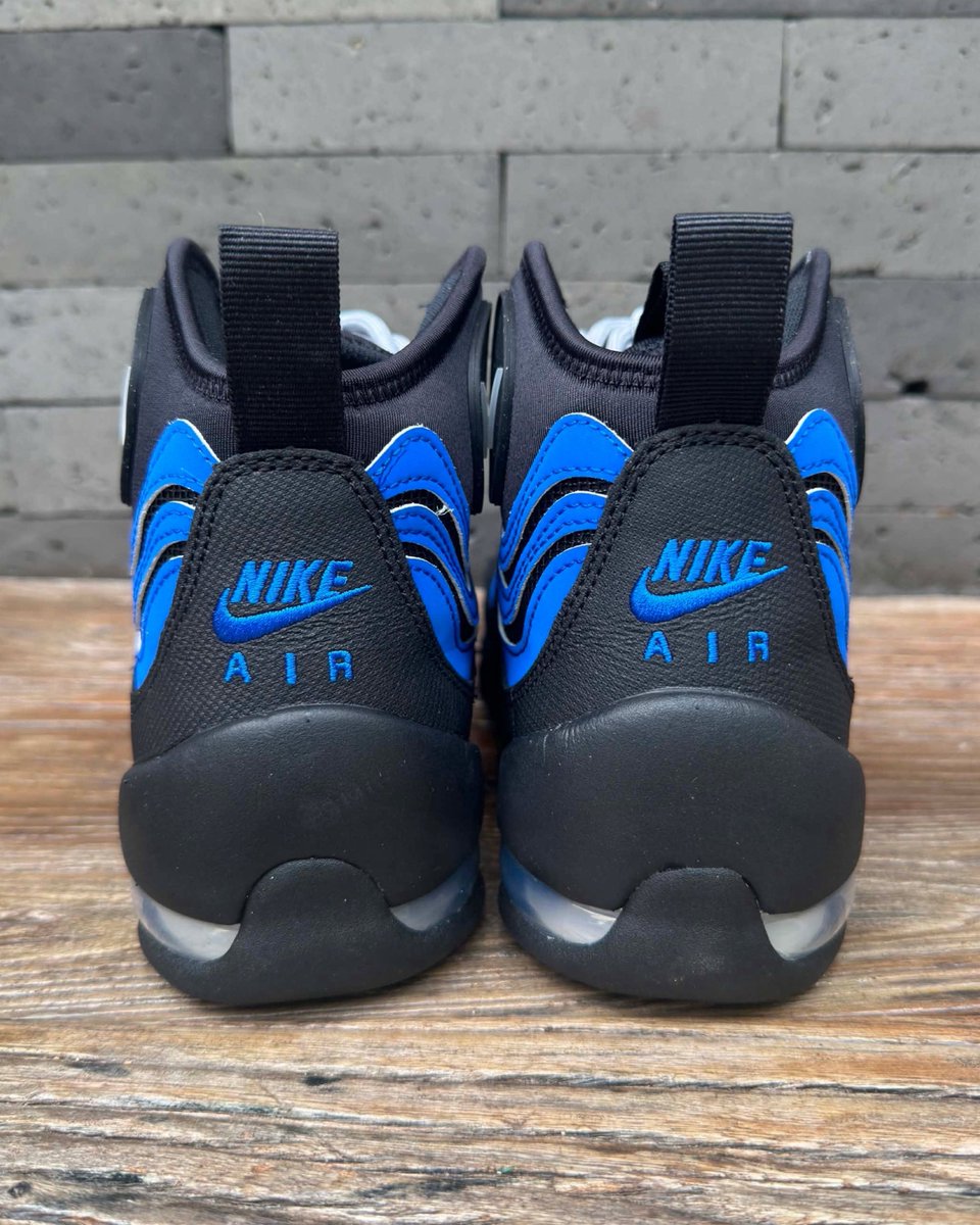 zSneakerHeadz's tweet photo. FIRST LOOK at the 2026 Nike Air Bakin SP “Varsity Royal”
Releasing Holiday 2026 for $170. 💙🖤 https://t.co/jL3u39WTky