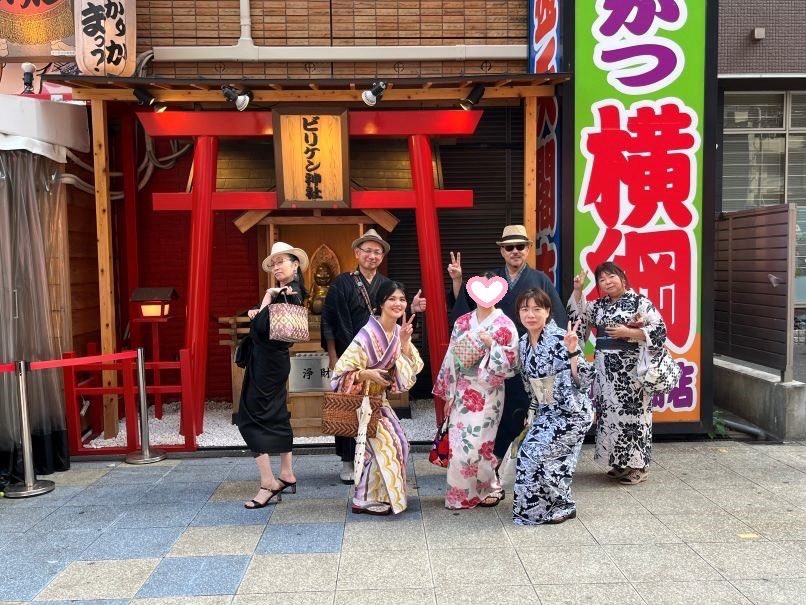 day11058572's tweet photo. ７月２８日
真山隼人の浪曲「巷説百物語」を新世界ZAZAで聴いてきました。

その後、スパワールド階段下に集合。ここで３名追加参加。ただ旧ずぼらやの社員寮だったところがスーパー玉出になっていてビックリ！
ビリケン神社前での記念撮影→串右衛門→居酒屋じゃりん娘。 https://t.co/kZik6296os