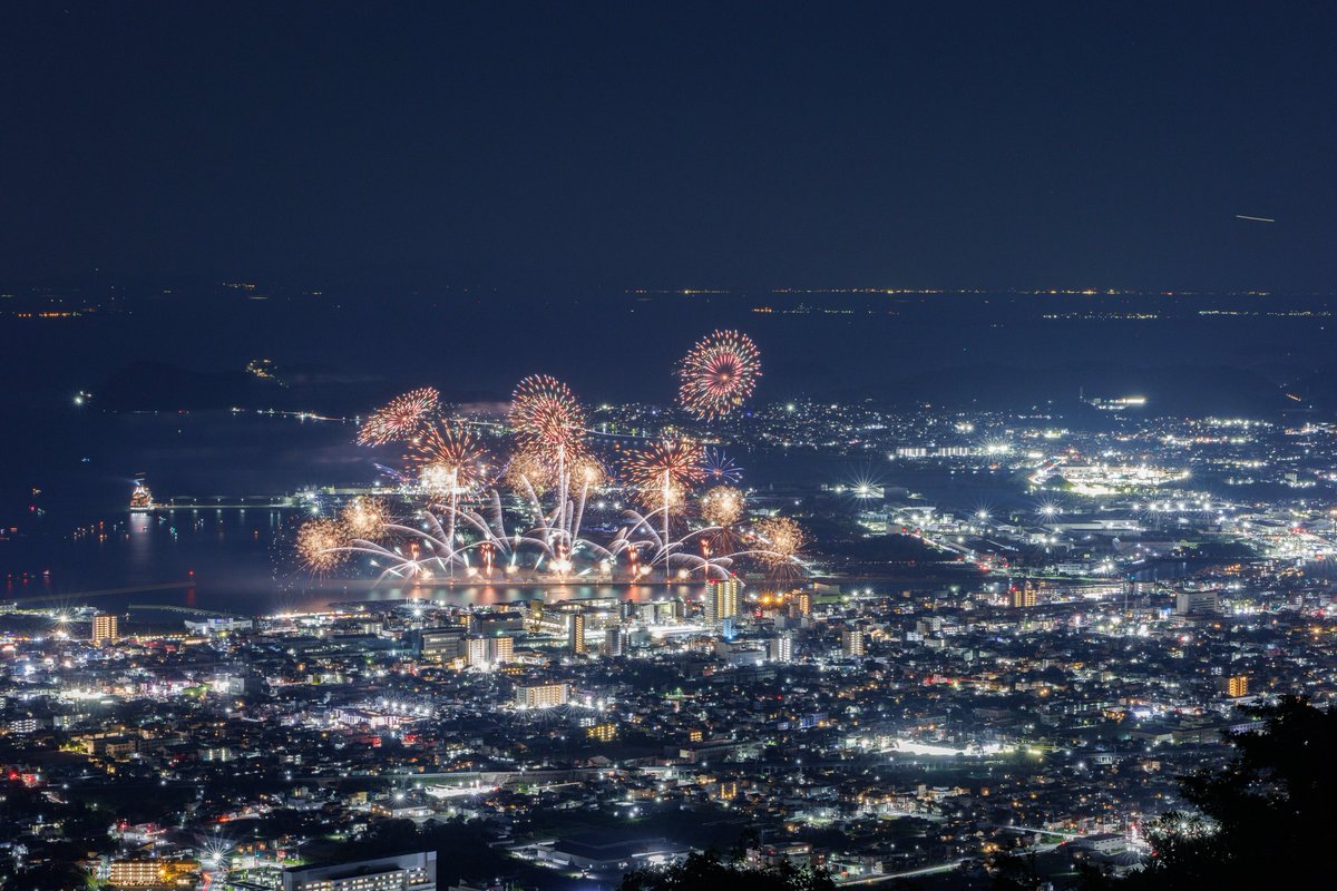 Lemon_GN_'s tweet photo. 蒲郡まつり納涼花火大会 2026

これまで下から見ていた蒲郡の花火を、今年こそは上から見るぞと思い切って登山。
風が強く流れがちでしたが、三尺の千輪の美しさに感動しました。
西浦半島と蒲郡市街の夜景をアングルに落とし込めて感激でした。 https://t.co/bOs5rspGyM