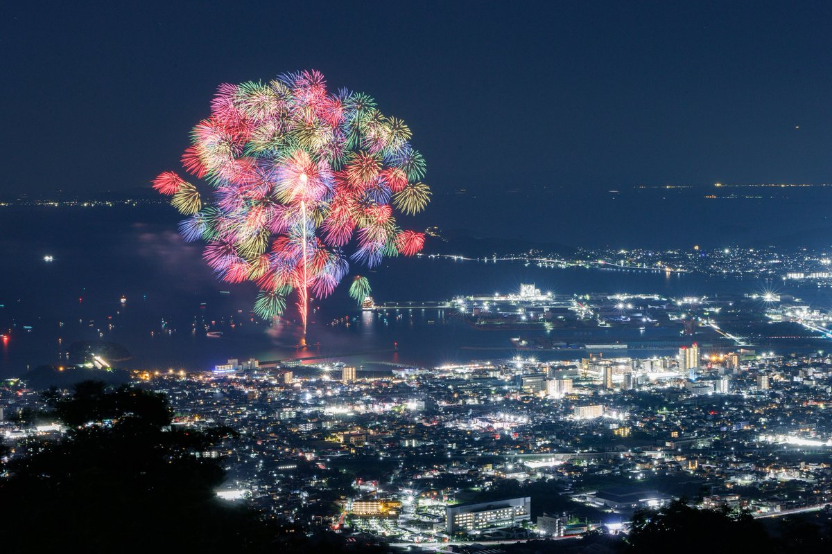 Lemon_GN_'s tweet photo. 蒲郡まつり納涼花火大会 2026

これまで下から見ていた蒲郡の花火を、今年こそは上から見るぞと思い切って登山。
風が強く流れがちでしたが、三尺の千輪の美しさに感動しました。
西浦半島と蒲郡市街の夜景をアングルに落とし込めて感激でした。 https://t.co/bOs5rspGyM