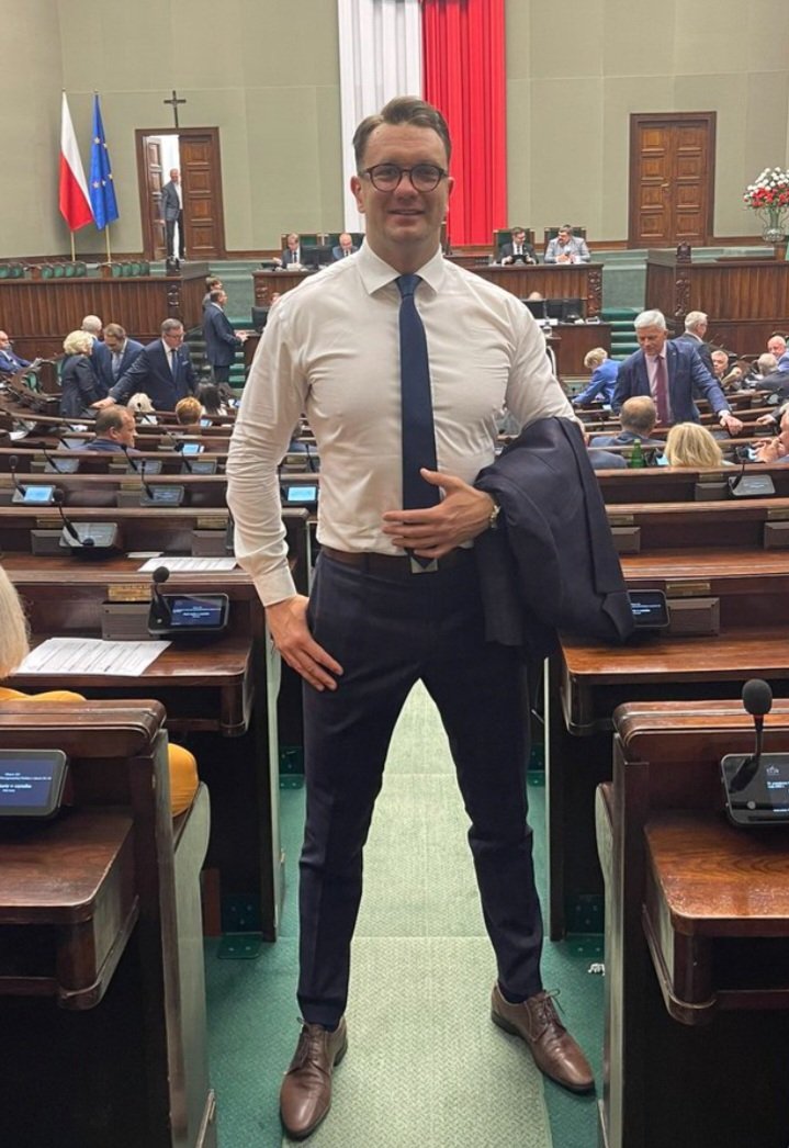 LeeonBadBat's tweet photo. Mejza ma 225 punktów karnych i jeździ, a mając 24 powinien stracić kwity.
Powiem jak to wygląda w UK:
Za drobne przewinienie dostaje się 3 punkty, które anulują się po trzech latach, a gdy przez 3 lata nazbiera się 12 punktów, traci się prawo jazdy. W 2021 roku miałem (od dwóch lat) 3 punkty. Zdarzyło mi się w tym samym miejscu, dwa dni pod rząd przekroczyć prędkość - na 30 jechałem 35. Za pierwsze przekroczenie dostałem 3 punkty, za kolejne 6 (uznano, że w dupie mam prawo i przepisy).  Jako że nazbierałem 12 punktów, straciłem na 6 miesięcy prawo jazdy, a co za tym idzie i robotę (poszedłem do pracy na farmę i dojeżdżałem rowerem). Nigdy nie urodziło mi się we łbie coś takiego, żeby pojechać autem. Gdybym to zrobił i by mnie capnęli, wtedy na minimum 6 miesięcy poszedłbym pierdzieć w pasiaki. A w Polsce? Co chwilę czytam, że złapano najebanego z kilkoma zakazami prowadzenia. Jak kurwa można mieć kilka zakazów? Złamałeś chuju pierwszy? Idziesz siedzieć. Co ma w głowie sędzia, skazujący na zakaz jazdy barana, który już taki zakaz (albo kilka) ma?
Idealnym przykładem na słabość państwa jest sprawa Łukasza Żaka, miał kilka zakazów i dalej jeździł nawalony. Dlaczego państwo pozwala tej kurwie Mejzie na robienie sobie jaj? Do tego nie potrzeba zmiany prawa, do tego potrzeba stanowczości w egzekwowaniu obowiązującego.