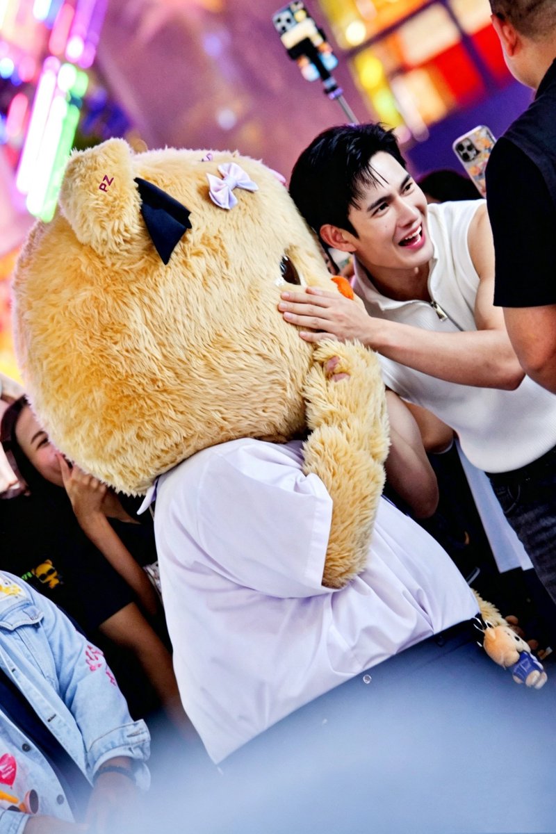 zaazar's tweet photo. ดูป๊านะคะโอ๋ลูกขั้นสุดใครจะสปอยลูกได้ขนาดนี้อีกไหนจะเปย์ทุเรียน ไหนจะเต้นให้ลูกดู ส่งลูกกลับบ้าน(แต่ลูกไม่กลับเดินคุยกับพี่คนหล่อต่อ😁) ลูกงอแงก็ปาดน้ำตาให้อีก เอาเถอะมีลูกสาวสวยค่ะ🤭
#Butterbear 
#pavelpoom 
#ด้อมน้องเนย https://t.co/MSjYUdoGoc