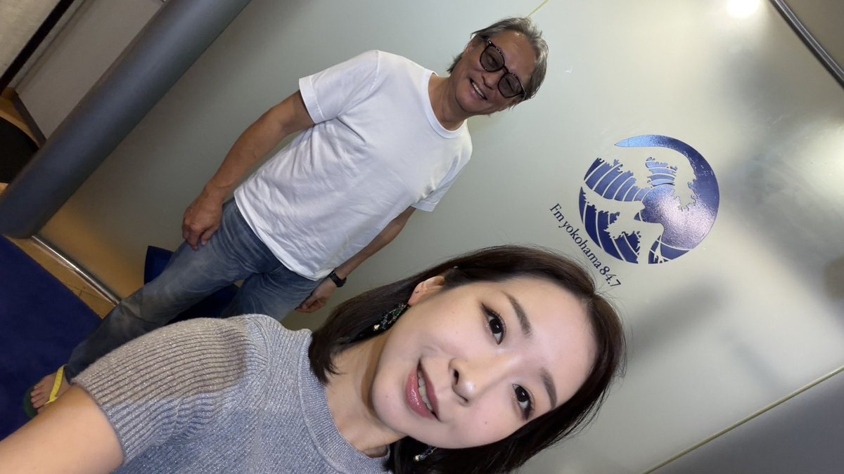 akira3akira33's tweet photo. 本日FMヨコハマ　ザ・モーターウィークリー収録！相方山下麗奈
で、なんでオレ色黒いの？海も山も行っとらんしクルマで移動して日焼け止め塗って帽子被っとるのに　#メラニンアキラ https://t.co/XQpAIoa5IG
