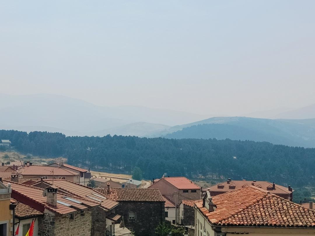 Meteoavila2's tweet photo. ℹ️ El humo también se está volviendo denso en Hoyos del Espino afectando ya a toda la Sierra de Gredos (el humo). Fotos de Laura Chamarro. #Ávila #IFBurgohondo https://t.co/b5J8LmI1Fo