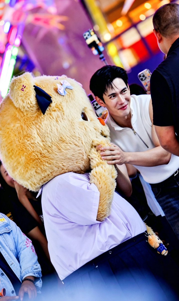 zaazar's tweet photo. ดูป๊านะคะโอ๋ลูกขั้นสุดใครจะสปอยลูกได้ขนาดนี้อีกไหนจะเปย์ทุเรียน ไหนจะเต้นให้ลูกดู ส่งลูกกลับบ้าน(แต่ลูกไม่กลับเดินคุยกับพี่คนหล่อต่อ😁) ลูกงอแงก็ปาดน้ำตาให้อีก เอาเถอะมีลูกสาวสวยค่ะ🤭
#Butterbear 
#pavelpoom 
#ด้อมน้องเนย https://t.co/MSjYUdoGoc