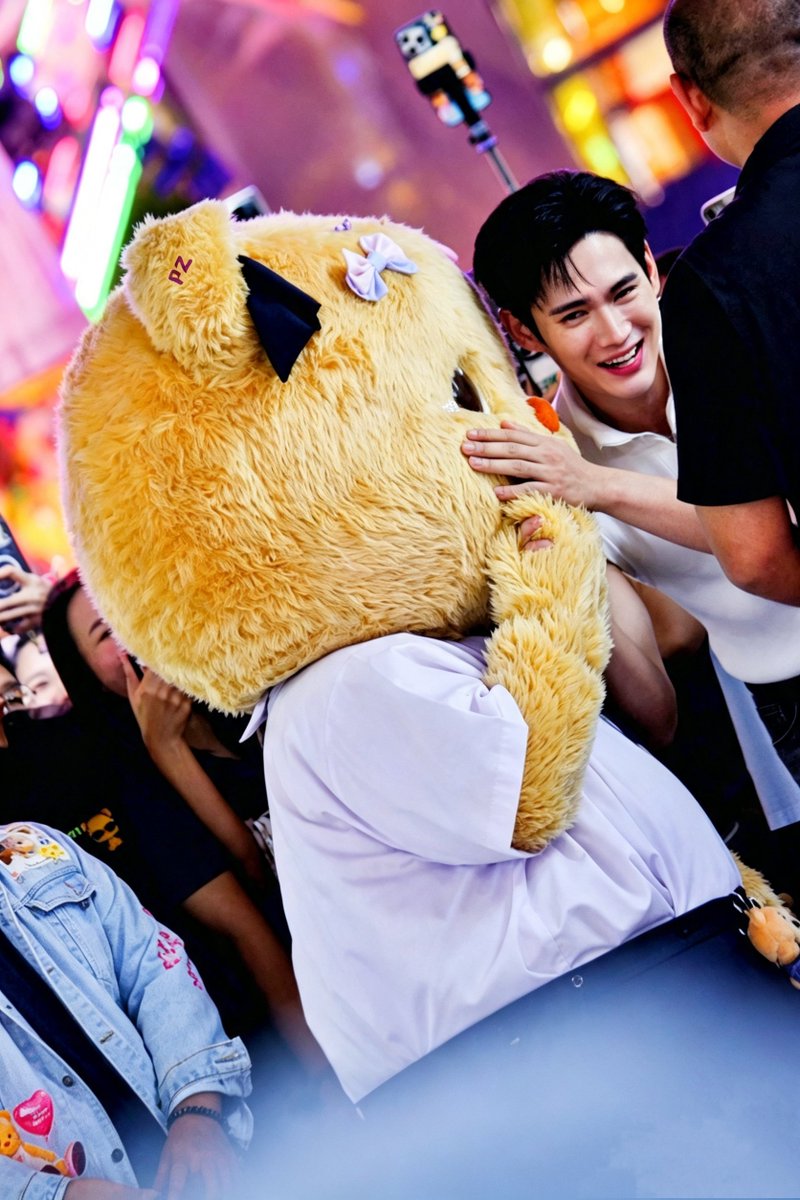 zaazar's tweet photo. ดูป๊านะคะโอ๋ลูกขั้นสุดใครจะสปอยลูกได้ขนาดนี้อีกไหนจะเปย์ทุเรียน ไหนจะเต้นให้ลูกดู ส่งลูกกลับบ้าน(แต่ลูกไม่กลับเดินคุยกับพี่คนหล่อต่อ😁) ลูกงอแงก็ปาดน้ำตาให้อีก เอาเถอะมีลูกสาวสวยค่ะ🤭
#Butterbear 
#pavelpoom 
#ด้อมน้องเนย https://t.co/MSjYUdoGoc