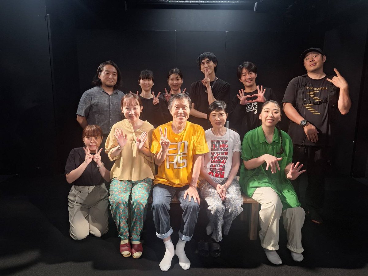 aru_company's tweet photo. 「その後、火を焚いて踊ろう」本日初日。
スタッフ、キャストと。
#アルカンパニー https://t.co/IwEuRn5GBN