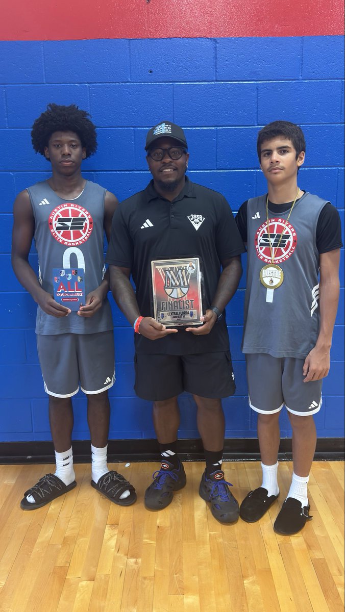 321BIG4's tweet photo. Great way to end the season! Chinno Smith continues to prove why he’s one of the top scorers in the 2027 class. Multiple 30-point performances this summer, an elite scorer who can create his own shot, and a player who commands so much attention that defenses. @ChinnoSmith 🏆🏀 https://t.co/k7EAT0W3NZ