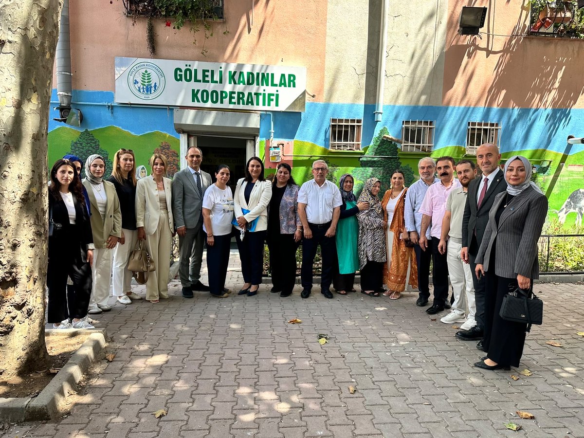 istanbuldadeva's tweet photo. #Esenyurt ‘ta ilk durağımız Göleli Kadınlar Kooperatifi

Genel Merkez Kadın Politikaları Başkanımız Sn. Zeynep SUDAN başkanlığında;

▪️ İstanbul İl Başkanımız Sn. Ali Hakan AĞAOĞLU
▪️ İstanbul İl Kadın Çalışmaları Başkanı Sn. Zeliha AKSOY
▪️ Esenyurt İlçe Başkanımız Sn. Ömer KARAHAN
▪️ Genel Merkez Kadın Çalışmaları Bşk. Yrd. Sn.Melis KANDEMİR

İl ve ilçe yönetimlerimizle birlikte, Göleli Kadınlar Kooperatifi'ni ziyaret ederek üretici kadınlarımızla bir araya geldi.

Kadın emeğinin, üretimin ve dayanışmanın önemine ilişkin verimli istişarelerin gerçekleştirildiği programda, kooperatifin çalışmaları hakkında bilgi alındı.

Nazik ev sahiplikleri dolayısıyla Göleli Kadınlar Kooperatifi yönetimine ve emekçi kadınlarımıza teşekkür ederiz.