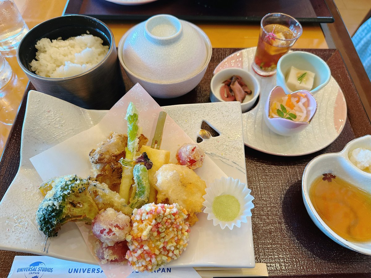 nanami_usj's tweet photo. ✨フード３６✨

SAIDO🍽️

ずっとコラボ続きでやっと行けました‼️
和食でどれもおいしかった😋
天ぷらも季節の食材がのってて
サクサクでおいしかった♡
#USJファン
#USJフード調査隊 https://t.co/R4rbRXtVEA