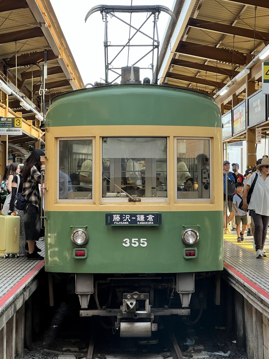 koka_ninja's tweet photo. 久々に江ノ電に乗って、なんか既視感あると思ったら、なんと50年前に同じ場所で同じ車両撮ってた😆 https://t.co/EgoHTfkjh9