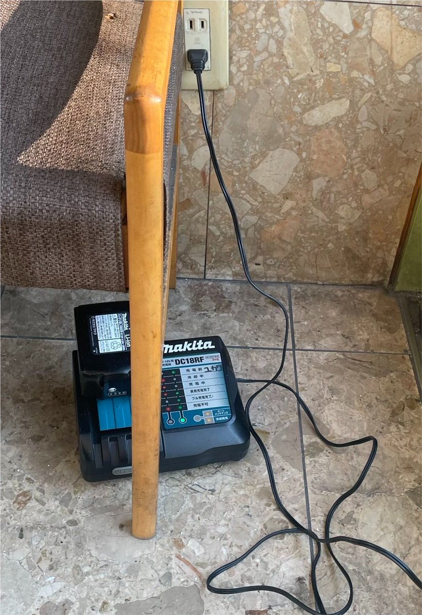uminchun1006's tweet photo. パチ屋行ったら
インパクト充電してる猛者おって横転。 https://t.co/LxZRVtRolL