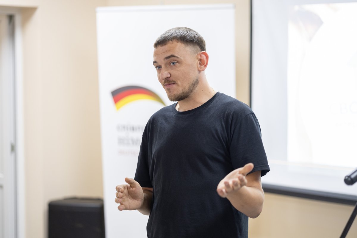 UNDPUkraine's tweet photo. 🇩🇪🤝🇺🇳 Germany & @UNDP continue to expand community-based reintegration support for veterans through the Area-Based Recovery approach.

A new veterans’ centre in Ripky, Chernihiv Oblast, provides integrated psychological, legal, rehabilitation & professional support to veterans & their families.

🔗 More here: https://t.co/6T1dWBPfTw