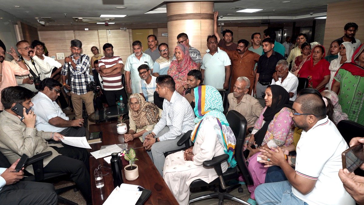 MCChandigarh's tweet photo. Nearly 600 citizens participated in today's Janta Darbar, where Mayor Sh. Saurabh Joshi personally heard every grievance during a 5-hour public hearing without a lunch break. Several issues were resolved on the spot, while the remaining were assigned for time-bound action, reaffirming the Municipal Corporation Chandigarh's commitment to transparent, responsive and citizen-centric governance. #Chandigarh #JantaDarbar #CitizenFirst #PublicService #MCChandigarh