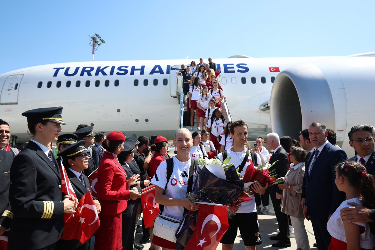 OA_BAK's tweet photo. Çin’den şampiyonluk kupasıyla evimize, yuvamıza döndük!🇹🇷

FIVB Milletler Ligi’nde gurur ve başarı dolu bir hikâye yazarak şampiyon olan #FileninSultanları’nı ve emeği geçen tüm teknik ekibimizi bir kez daha canıgönülden kutluyorum.🏆👏🏻

86 milyon tek yürek #FileninSultanları’nın yanındayız… #GururlanTürkiye