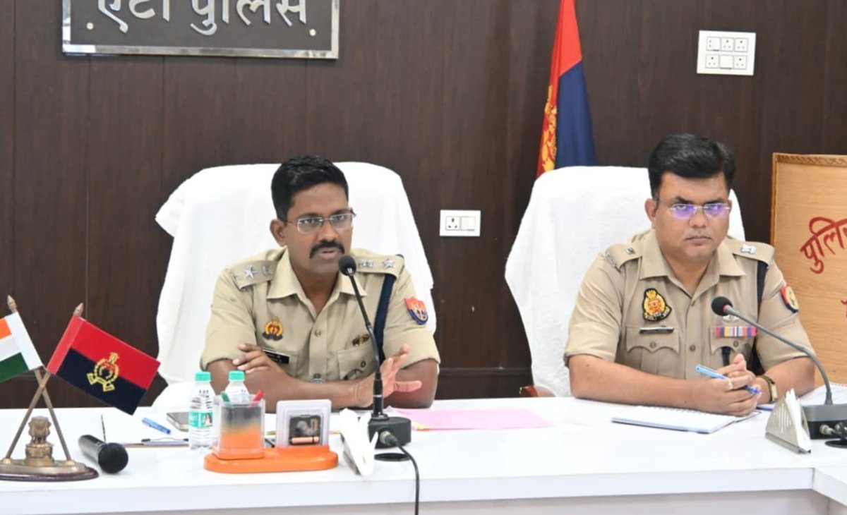 Etahpolice's tweet photo. एटा– आगामी श्रावण मास/काँवड़ यात्रा के दृष्टिगत वरिष्ठ पुलिस अधीक्षक एटा डॉ0 इलामारन जि. द्वारा काँवड रूट, काँवडियों के आवागमन हेतु यातायात व अन्य व्यवस्थाओं के सम्बन्ध में जनपदीय पुलिस अधिकारियों के साथ की गयी समीक्षा बैठक।
#uppolice https://t.co/jGKWz9HeIJ