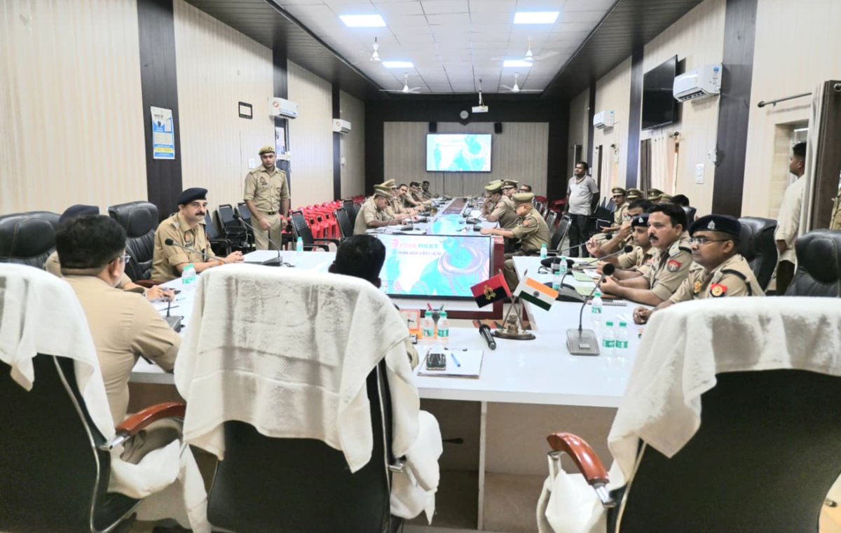 Etahpolice's tweet photo. एटा– आगामी श्रावण मास/काँवड़ यात्रा के दृष्टिगत वरिष्ठ पुलिस अधीक्षक एटा डॉ0 इलामारन जि. द्वारा काँवड रूट, काँवडियों के आवागमन हेतु यातायात व अन्य व्यवस्थाओं के सम्बन्ध में जनपदीय पुलिस अधिकारियों के साथ की गयी समीक्षा बैठक।
#uppolice https://t.co/jGKWz9HeIJ