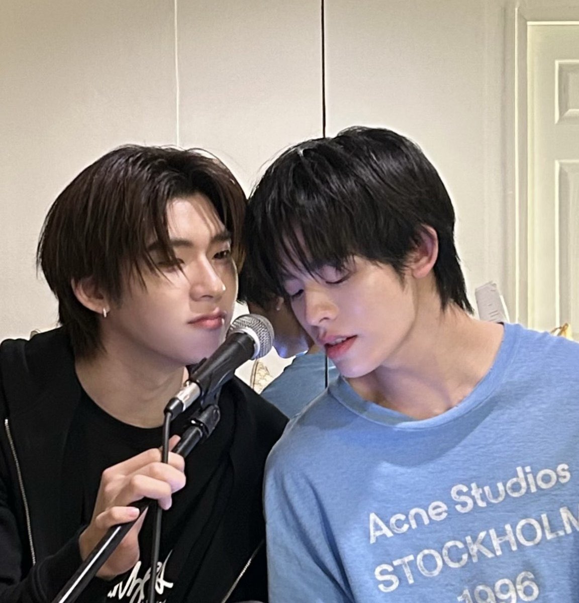 eeqlanwoil's tweet photo. ฉัน                                                   เธอ https://t.co/NplVbFiEbb