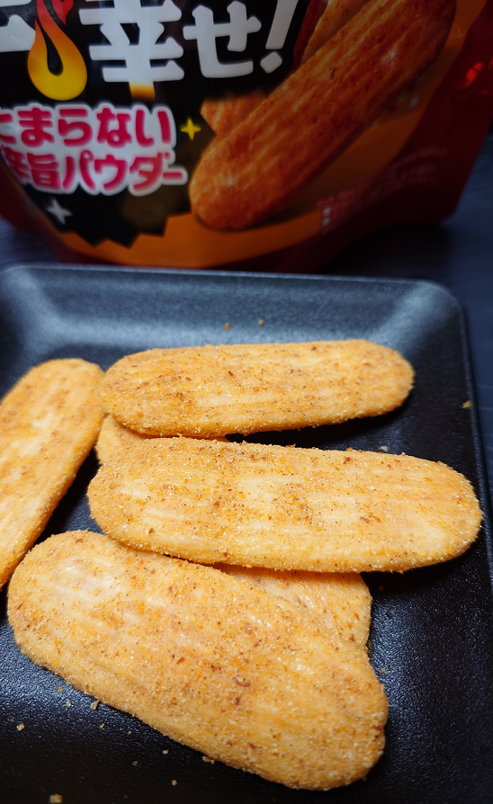 tmng_777's tweet photo. 亀田製菓 ハッピーターン 辛いって幸せ！

エイプリルフールの嘘から出た実・つらターン→辛ターンから「幸」へ…
ハッピーパウダーと辛旨パウダーの合わせ技で美味しいですね。
チャック付きで安心…ですが1袋食べてしまいました。 https://t.co/9lXk4F1PLP