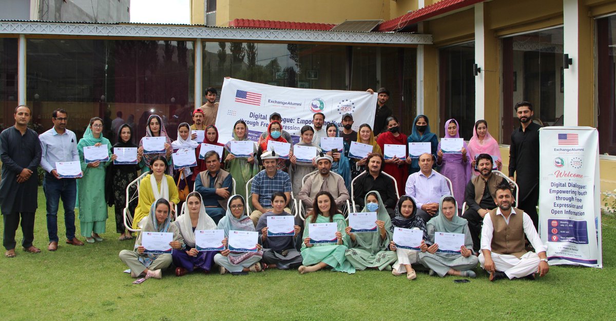 PakUSAlumni's tweet photo. Journalists, educators &amp; youth leaders joined the #PUANConnect workshop in Gahkuch, led by Fulbright FLTA alumnus Arshad Baig, to promote responsible digital engagement, media literacy &amp; free expression.
Read more: https://t.co/8IOdEiFNOq

#PUAN #DigitalLiteracy #FreeExpression https://t.co/67aIvH2DwO