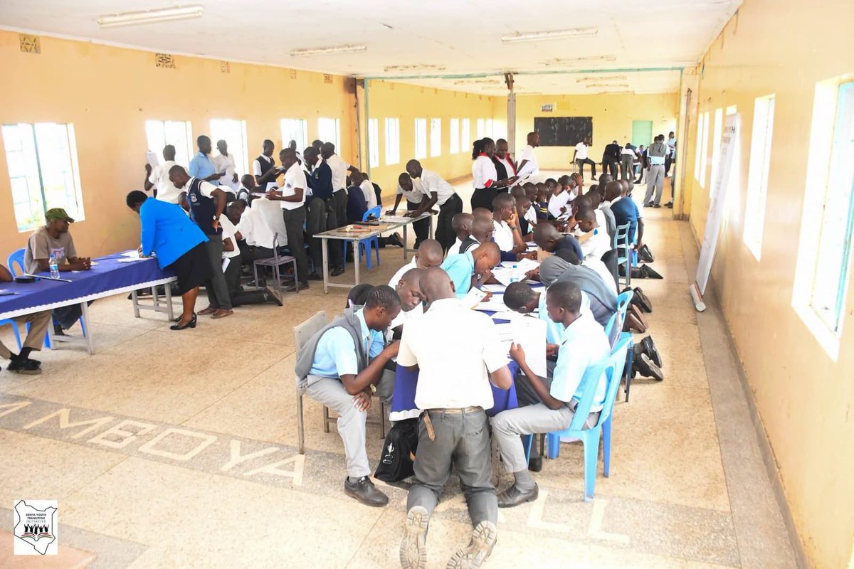 Disembe's tweet photo. UNIVERSAL SUFFRAGE: Students of Homa Bay High School who’ve attained majority adult age register for National IDs. Several schools in the region undertaking registrations before students break for holidays. https://t.co/aJgCInjEwj