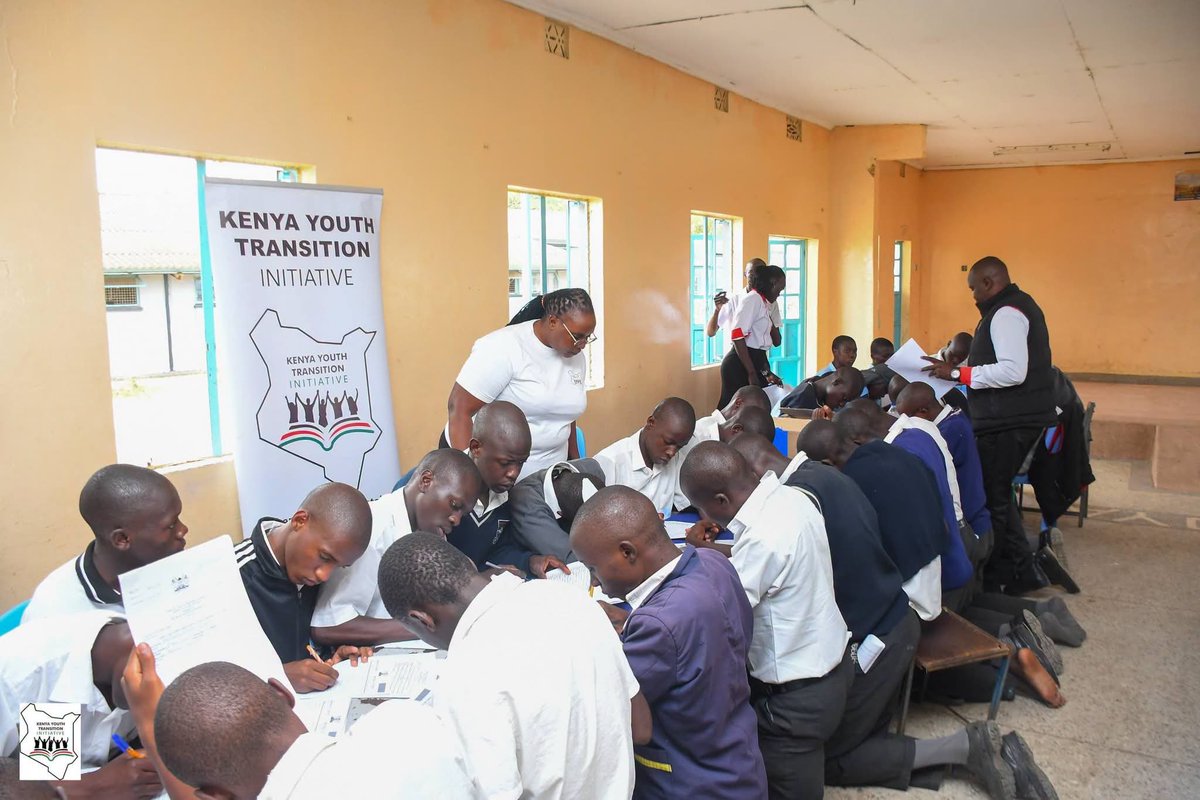 Disembe's tweet photo. UNIVERSAL SUFFRAGE: Students of Homa Bay High School who’ve attained majority adult age register for National IDs. Several schools in the region undertaking registrations before students break for holidays. https://t.co/aJgCInjEwj