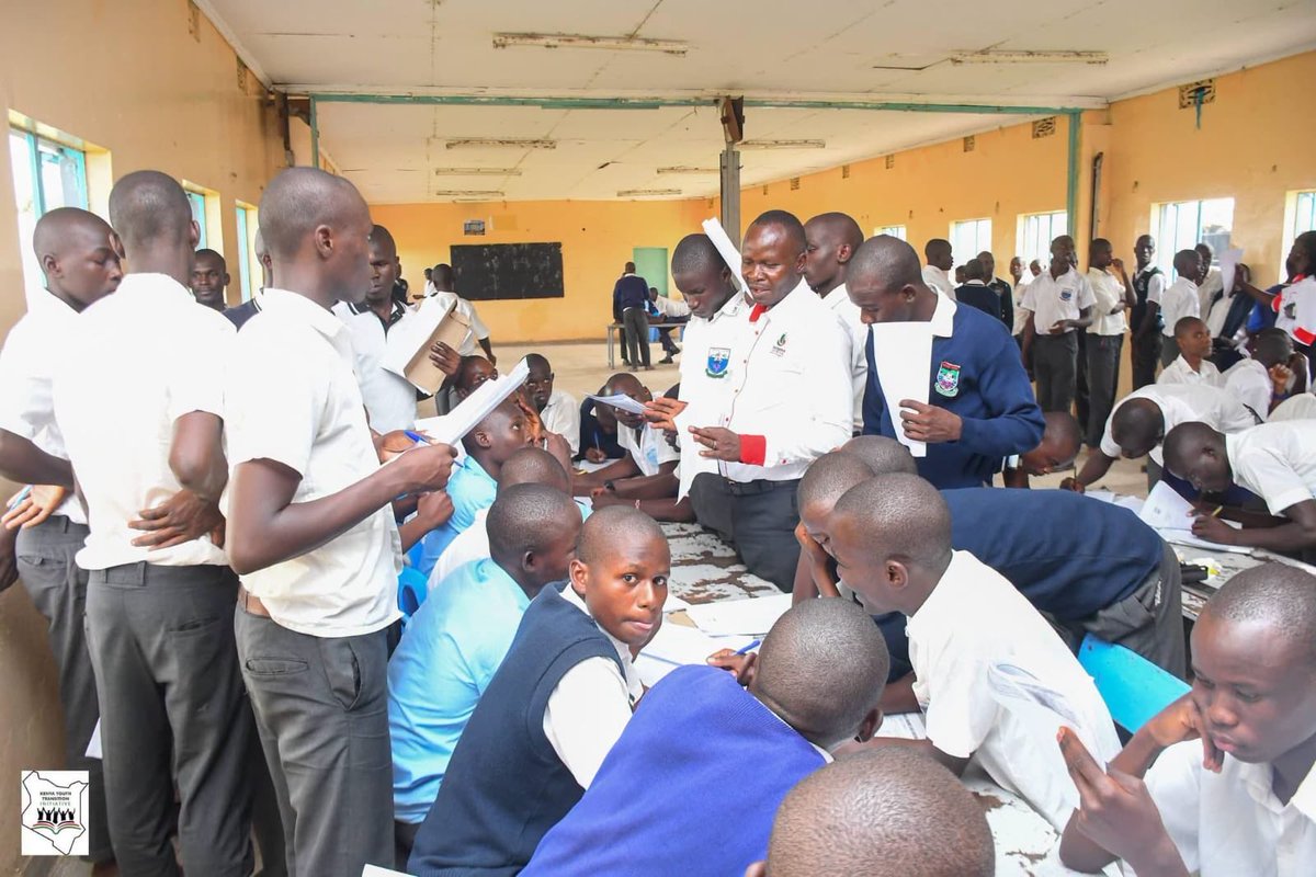 Disembe's tweet photo. UNIVERSAL SUFFRAGE: Students of Homa Bay High School who’ve attained majority adult age register for National IDs. Several schools in the region undertaking registrations before students break for holidays. https://t.co/aJgCInjEwj