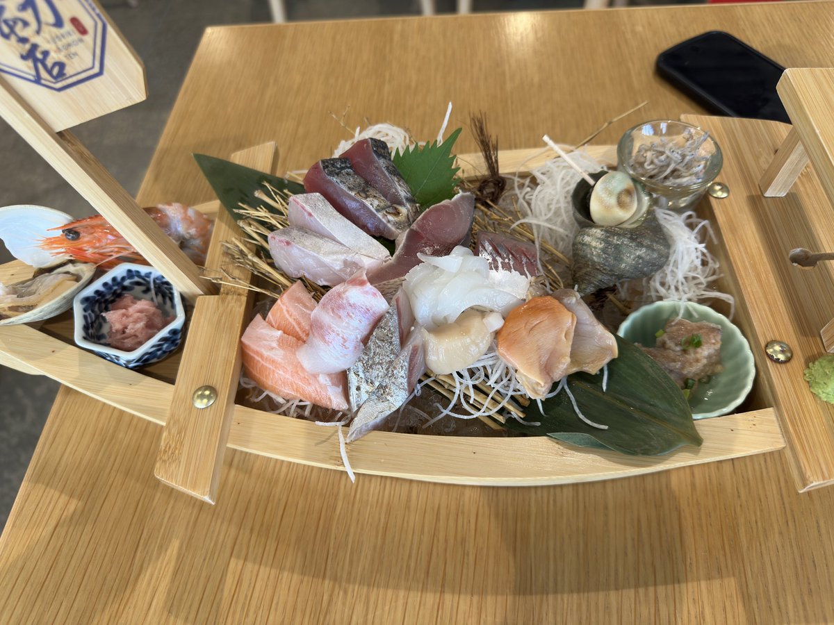 fighter_masao's tweet photo. 昼食べた舟盛り定食900円くらい https://t.co/zyyWq2HhK6