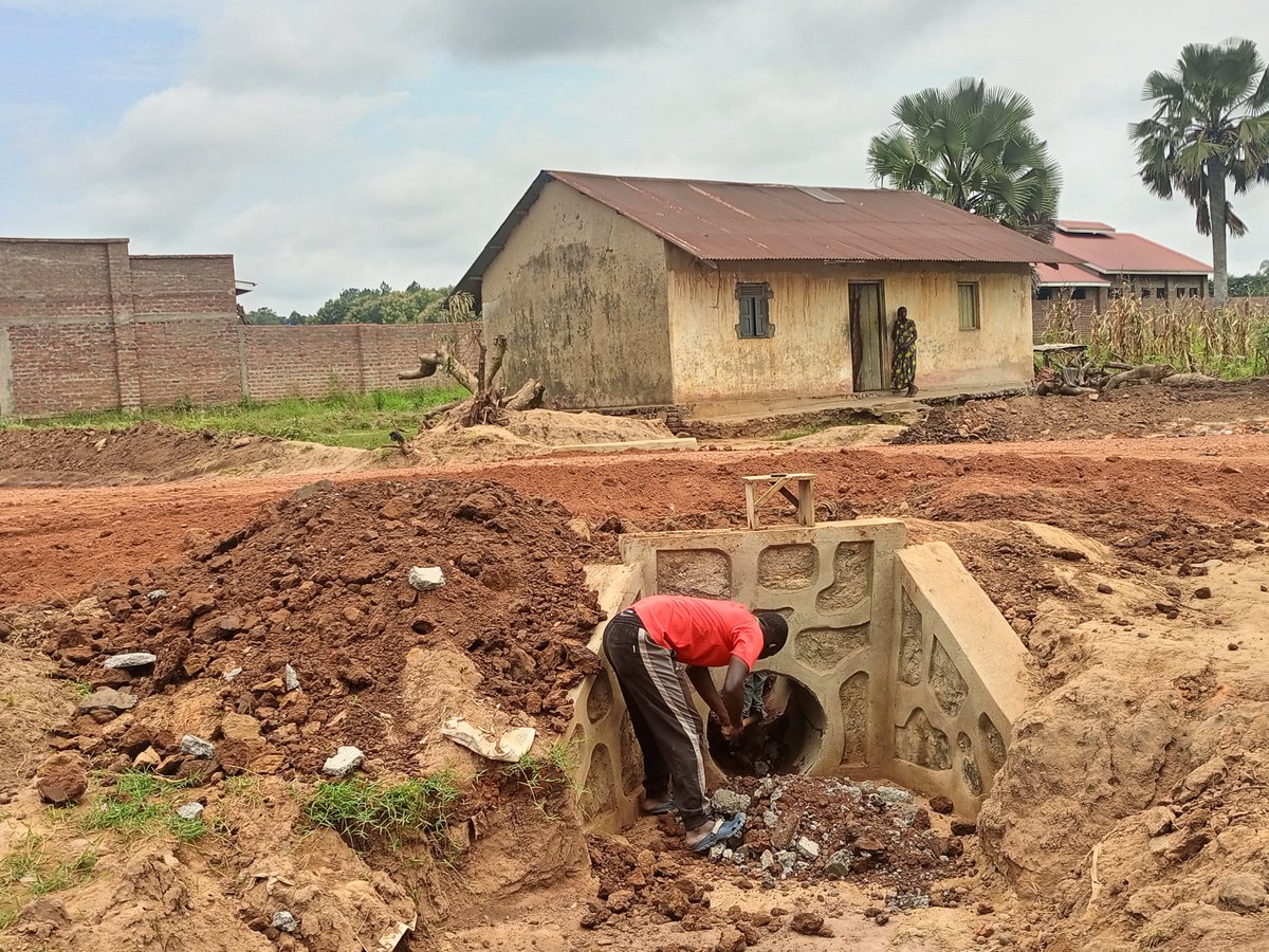 RadioPacisnews's tweet photo. Murram is now being added on 2km Onduparaka - Ediofe Road, as the road maintenance continues.
#RadioPacisNews #LetsGoGreen #AruaCity https://t.co/a9ElizEzeC
