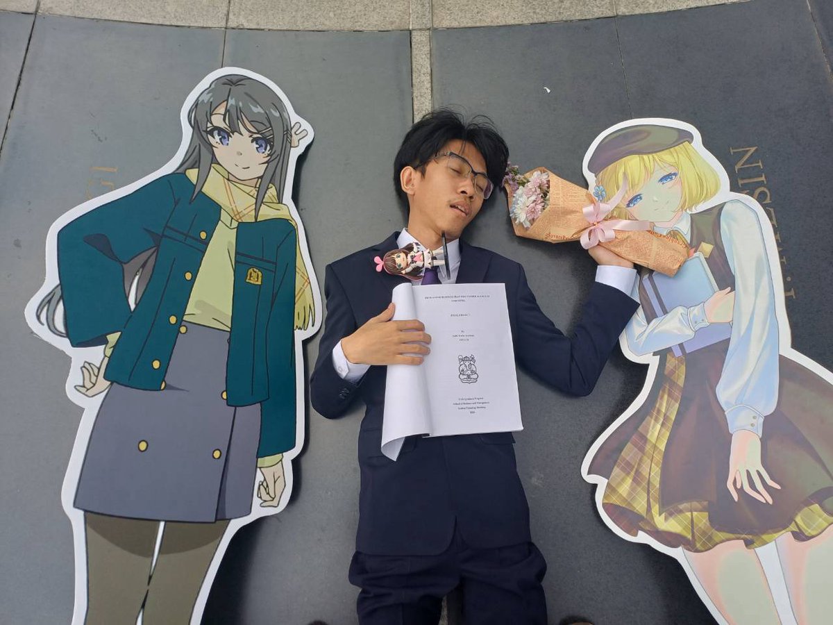 dapresfps's tweet photo. - Skripsi tentang Agensi VTuber
- Ditemani my bini Mai Sakurajima
- Sidang pake baju Hirotaka Wotakoi dan ditemani figur-figurnya
- Jumlah halaman skripsi 67

Were so back everybody, makasi banyak yang udah selalu support huek, next stop kita realisasiin agensinya 😋 https://t.co/TmLVZUdoTw