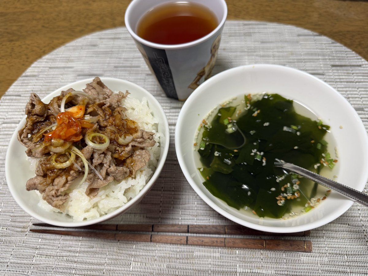 chukixyan's tweet photo. 今日の夕食は、牛豚ミックスサムギョプサル風＋ミニ焼肉丼＋わかめスープ

こちら、なんか久しぶりに夜が涼しく感じますなぁ…🌃 https://t.co/ufFELEmKiV