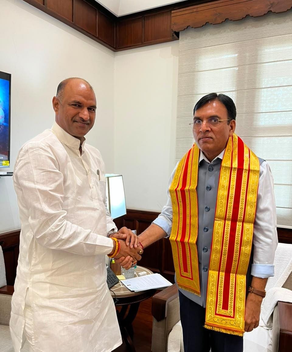 cpjoshiBJP's tweet photo. 📍नई दिल्ली 

आज श्रम एवं रोजगार तथा खेल एवं युवा कार्यक्रम मंत्री श्री @mansukhmandviya जी से भेंट कर चित्तौड़गढ़ में ESIC अस्पताल का टेंडर जारी होने पर आभार जताया एवं संसदीय क्षेत्र चित्तौड़गढ़ से जुड़े विभिन्न विषयों को लेकर चर्चा की। https://t.co/0T4hpxucH2
