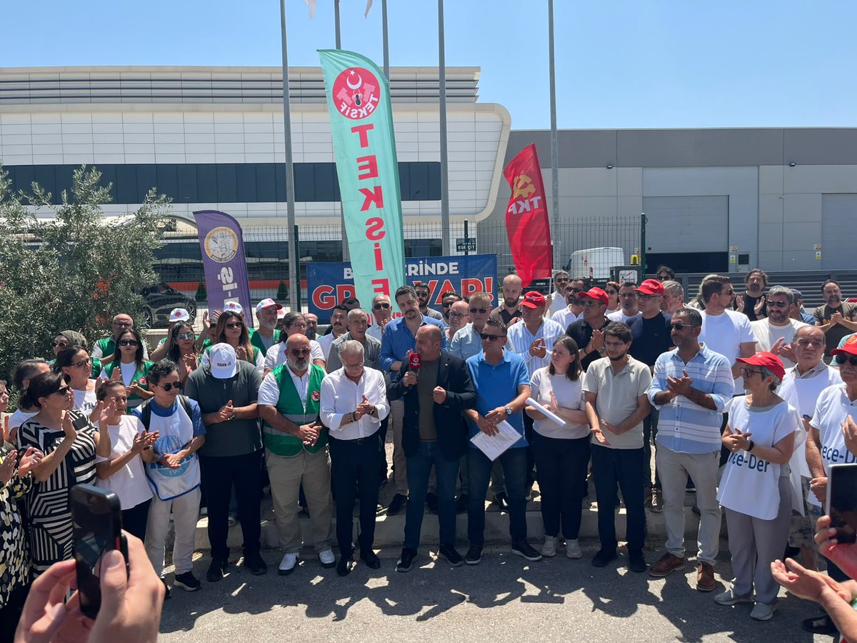 IzmirTkp's tweet photo. Ağır çalışma koşullarına, baskıya ve düşük ücret dayatmasına karşı başlattıkları direnişi 595 gün boyunca kararlılıkla sürdüren Temel Conta(@temelcontagrev) işçilerinin çadır nöbeti bugün itibarıyla sona erdi.

Temel Conta işçileri, 595 gün boyunca gelecekleri ve onurları için mücadele etti. Mahkeme kararıyla da tescillenen patronun grev kırıcılığı, fabrikadaki makinelerin kaçırılması, polis baskısı ve gözaltılar sermayenin işçi düşmanlığını bir kez daha gözler önüne serdi. Temel Conta işçileri ise tüm bu saldırılar karşısında boyun eğmeyerek mücadelelerini kararlılıkla sürdürdü.

Temel Conta işçilerinin 595 günlük direnişi bugün sona ererken, verdikleri mücadele işçi sınıfının mücadele tarihindeki onurlu yerini almıştır.

Sermaye düzeninin işçi sınıfına dayattığı bu tablo kalıcı değildir. İşçi sınıfı örgütlendikçe, mücadele büyüdükçe, bugün yaşananlar tersine çevrilecek, kazanan işçi sınıfı olacaktır.✊

Yaşasın Temel Conta işçilerinin haklı mücadelesi!
Yaşasın sınıf dayanışması!🚩
