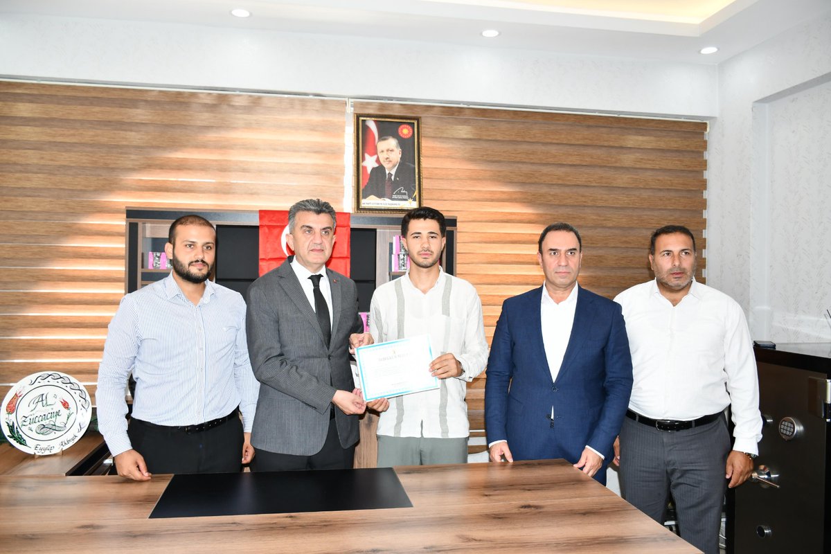 EyyubiyeAkParti's tweet photo. Her bir üyemiz, Türkiye Yüzyılı hedeflerimize atılan güçlü bir adımdır.

İl Başkanımız Sayın Mehmet İlhami Günbeği, İlçe Başkanımız Sayın Süleyman Elgün, il ve ilçe teşkilat mensuplarımızla birlikte; AK Parti davamıza gönül vermiş kıymetli üyelerimizi ziyaret ederek hasbihâl ettik.

Bu kapsamda, partimize gösterdiği sadakat ve dava bilinci dolayısıyla kıymetli yol arkadaşımız İbrahim Halil Başboğa'ya, Cumhurbaşkanımız ve Genel Başkanımız Sayın Recep Tayyip Erdoğan tarafından tevdi edilen Teşekkür Belgesi, İl Başkanımız Sayın Mehmet İlhami Günbeği ve İlçe Başkanımız Sayın Süleyman Elgün tarafından takdim edildi.

Kıymetli yol arkadaşımıza davamıza sunduğu katkılar için teşekkür ediyor, birlik ve beraberlik içerisinde Türkiye Yüzyılı hedeflerimize kararlılıkla yürümeye devam ediyoruz.

#MilletimizleYolumuzBir
#SüleymanElgün #AkEyyübiye #Eyyübiye

@RTErdogan @Akparti @abuyukgumus @hakanaksu058 @farukaytek @mustafaelitas @acarfaruka @Ziverozdemir @milhamigunbegi @bybekirbozdag @AEminOnenOfis @ProfDrDusak @CYAZMAC @malicevheri @ibrahimeyyupogl @HikmetBasak_63 @av_mfaruk @ElgunSuleyman @SalihAldeniz5 @Serkankrmz63 @SbrKnk @ihalilesiyok