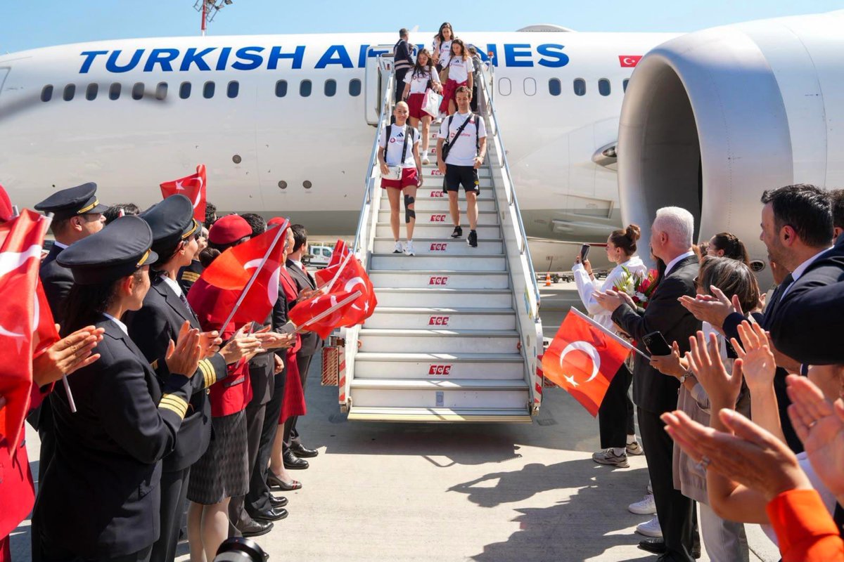 Elibol24's tweet photo. Bu kızlar Çin'de İstiklâl Marşı okuttu.

Yurda hoş geldiniz. 🇹🇷 https://t.co/2zmFOsunCv
