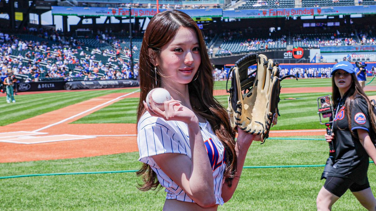 MLBEurope's tweet photo. IVE’s Jang Won-young (장원영) becomes the latest K-pop star to throw a first pitch! 🐰⚾🍒

What idol do you hope to see next? https://t.co/qsKwefqdTc