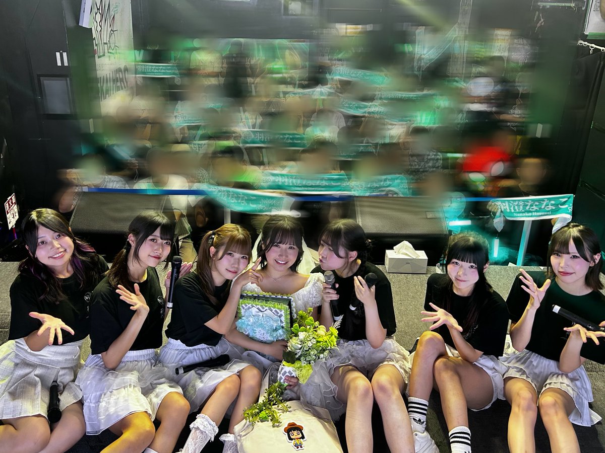 hasumi_nanako's tweet photo. 【羽澄ななこ卒業公演】
ありがとうございました！！！

2年と2ヶ月、研修生から昇格してシンセカイヒーローの一員として活躍できて本当に良かったし楽しかったです！

入ったばかりの頃の私は、キラキラしたシンセカのメンバーに自分になれるのかな…と不安でいっぱいでした。でも、ファンのみんなとメンバーに優しく迎え入れてもらい、ヨシヨシしてもらいながら、本当に毎日がむしゃらに頑張っていました。

ななこがステージデビューする前にメンバーが2人減ってしまった時は、「シンセカがなくなってしまうんじゃないか」と不安で押しつぶされそうでした。
でも、ファンの皆さんの応援のおかげで、ななこは研究生から正規メンバーに昇格することができました！

初めてこのシアターで「しあわせグリーン」のお披露目をした時、ななこは「シンセカイヒーローを絶対に有名にする！！」心の中で強く誓いました。

その後、4人の後輩ができて、9人体制でワンマンLIVEも大成功！
順風満帆！！！！

でも千景ちゃんが休止してしまい、とても心配しました。その3ヶ月後にメンバーが1人減ってしまい、ファンのみんなに不安な思いをさせてしまって…本当に申し訳なかったです。
どうしたらみんなが安心して応援できるアイドルでいられるのか。
メンバーみんなで何度も話し合い、考えて、行動して、乗り越えてきました。ずっと心配して、応援してくれてありがとうございます。

学業のために土日祝のみの活動になった時も、「頑張れ！」と背中を押してくれたみんなの言葉が嬉しかったです。
ライブで元気をチャージして、平日勉強に励んで興味を持てるようになりました。
高校受験で活動を休止した時も、Xに投稿するたびに温かいメッセージをくれて、本当に救われました。たくさん写真や動画をアップしてくれたり、励ましでくれたり、アドバイスくれたおかげで勉強に集中することができました。

ななこが休止中に
千景ちゃんが復帰して、シンセカイヒーローに明るい未来が見えた矢先…
いつもみんなをまとめて、優しさで包んでくれていたゆめのちゃんが卒業して、ぽっかり心に穴が空きました。
それを埋めてくれたのもファンのみんなでした。ありがと。

高校受験が終わって、復帰した時
温かい拍手と優しい目が、私を待っていてくれた気持ちが伝わって、本当に嬉しくてかったです。
高校生活が始まって生活リズムがガラリと変わり、正直、卒業を決めた時はとても辛かったです。
まだまだみんなとステージに立ちたい、もっと歌って踊って笑いたい、ファンのみんなと大きなステージを目指したい…その気持ちは今でも変わりません。
でも、置いてけぼりにしていた学業とちゃんと向き合って、せっかく入れた高校をしっかり卒業したい。
校則も厳しいので、真面目に踏ん張って、頑張りたいと思っています。

「しあわせグリーン」を身につけて、ペンライトを振って、
「ななこ頑張れ！」って背中を押してくれたみんな。
一緒に泣いた日、笑いすぎて息ができなくなった日、
遠征に来てくれた日、暑くて物販が大変だった日、雨の中で傘を差して歌った日、寒くて凍えそうな日、虫に追いかけられた日…
全部全部、私の宝物です。
正直、卒業するのはすごく寂しいです。
大好きと言ってくれるみんなと離れるのが怖いです。
でも、みんなが教えてくれた「たくさんのしあわせ」は、ちゃんと私の心の中に残っています。
これからは違う場所で頑張りますが、

羽澄ななこは、みんなと出会えた奇跡を一生忘れません。
ファンのみんながいてくれたから、私はシンセカイヒーローでいられました。
メンバーみんながいてくれたから、私は強くなれました。
みんなが大好きだったから、私はここまで来られました。
本当に、ありがとうございました。
最後まで全力で歌って、踊って、笑って、泣いて、
みんなに「ありがとう」をいっぱい届けられてるかな？
本公演をもって、ななこはシンセカイヒーローを卒業します。
これからもシンセカイヒーローを、どうか大好きでいてください。
温かく見守っていてくれたら嬉しいです。
私は遠くからでも、みんなの幸せを祈っています。

ななこ推しさんがななこを見つけてくれて凄い運命です！ありがと！
大好きで、
大好きで、
たまらないくらい大好きです。
本当にありがとうございました！

羽澄ななこ