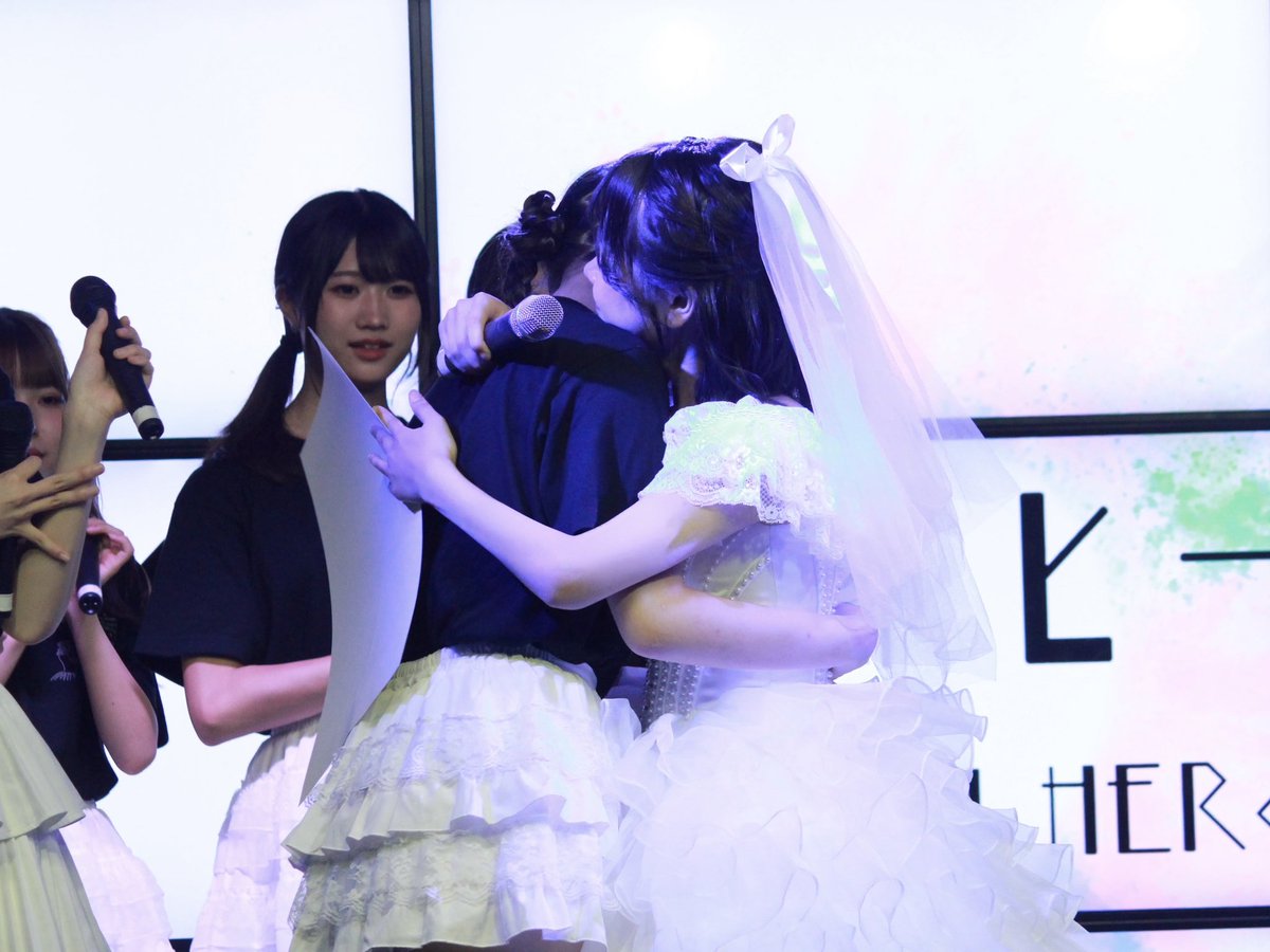 hasumi_nanako's tweet photo. 【羽澄ななこ卒業公演】
ありがとうございました！！！

2年と2ヶ月、研修生から昇格してシンセカイヒーローの一員として活躍できて本当に良かったし楽しかったです！

入ったばかりの頃の私は、キラキラしたシンセカのメンバーに自分になれるのかな…と不安でいっぱいでした。でも、ファンのみんなとメンバーに優しく迎え入れてもらい、ヨシヨシしてもらいながら、本当に毎日がむしゃらに頑張っていました。

ななこがステージデビューする前にメンバーが2人減ってしまった時は、「シンセカがなくなってしまうんじゃないか」と不安で押しつぶされそうでした。
でも、ファンの皆さんの応援のおかげで、ななこは研究生から正規メンバーに昇格することができました！

初めてこのシアターで「しあわせグリーン」のお披露目をした時、ななこは「シンセカイヒーローを絶対に有名にする！！」心の中で強く誓いました。

その後、4人の後輩ができて、9人体制でワンマンLIVEも大成功！
順風満帆！！！！

でも千景ちゃんが休止してしまい、とても心配しました。その3ヶ月後にメンバーが1人減ってしまい、ファンのみんなに不安な思いをさせてしまって…本当に申し訳なかったです。
どうしたらみんなが安心して応援できるアイドルでいられるのか。
メンバーみんなで何度も話し合い、考えて、行動して、乗り越えてきました。ずっと心配して、応援してくれてありがとうございます。

学業のために土日祝のみの活動になった時も、「頑張れ！」と背中を押してくれたみんなの言葉が嬉しかったです。
ライブで元気をチャージして、平日勉強に励んで興味を持てるようになりました。
高校受験で活動を休止した時も、Xに投稿するたびに温かいメッセージをくれて、本当に救われました。たくさん写真や動画をアップしてくれたり、励ましでくれたり、アドバイスくれたおかげで勉強に集中することができました。

ななこが休止中に
千景ちゃんが復帰して、シンセカイヒーローに明るい未来が見えた矢先…
いつもみんなをまとめて、優しさで包んでくれていたゆめのちゃんが卒業して、ぽっかり心に穴が空きました。
それを埋めてくれたのもファンのみんなでした。ありがと。

高校受験が終わって、復帰した時
温かい拍手と優しい目が、私を待っていてくれた気持ちが伝わって、本当に嬉しくてかったです。
高校生活が始まって生活リズムがガラリと変わり、正直、卒業を決めた時はとても辛かったです。
まだまだみんなとステージに立ちたい、もっと歌って踊って笑いたい、ファンのみんなと大きなステージを目指したい…その気持ちは今でも変わりません。
でも、置いてけぼりにしていた学業とちゃんと向き合って、せっかく入れた高校をしっかり卒業したい。
校則も厳しいので、真面目に踏ん張って、頑張りたいと思っています。

「しあわせグリーン」を身につけて、ペンライトを振って、
「ななこ頑張れ！」って背中を押してくれたみんな。
一緒に泣いた日、笑いすぎて息ができなくなった日、
遠征に来てくれた日、暑くて物販が大変だった日、雨の中で傘を差して歌った日、寒くて凍えそうな日、虫に追いかけられた日…
全部全部、私の宝物です。
正直、卒業するのはすごく寂しいです。
大好きと言ってくれるみんなと離れるのが怖いです。
でも、みんなが教えてくれた「たくさんのしあわせ」は、ちゃんと私の心の中に残っています。
これからは違う場所で頑張りますが、

羽澄ななこは、みんなと出会えた奇跡を一生忘れません。
ファンのみんながいてくれたから、私はシンセカイヒーローでいられました。
メンバーみんながいてくれたから、私は強くなれました。
みんなが大好きだったから、私はここまで来られました。
本当に、ありがとうございました。
最後まで全力で歌って、踊って、笑って、泣いて、
みんなに「ありがとう」をいっぱい届けられてるかな？
本公演をもって、ななこはシンセカイヒーローを卒業します。
これからもシンセカイヒーローを、どうか大好きでいてください。
温かく見守っていてくれたら嬉しいです。
私は遠くからでも、みんなの幸せを祈っています。

ななこ推しさんがななこを見つけてくれて凄い運命です！ありがと！
大好きで、
大好きで、
たまらないくらい大好きです。
本当にありがとうございました！

羽澄ななこ