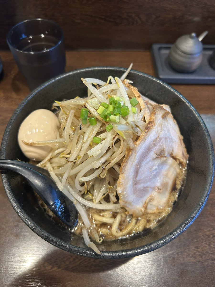 tonsokukick's tweet photo. 本日のラ活
焦乃香.＠柳瀬川
特製焦がし味噌(+炒めもやし増し)

初の焦がし味噌
塩気も甘さも強くなく焦がした香りが纏めてる?食べた事の無い不思議なスープにシャキシャキに炒められたもやしを食ってはスープと中太麺を啜る
辛味噌や辛ネギも試したいから再訪を頭の片隅に

ごちそうさまでした (-人-) https://t.co/Oc0MhfNDra