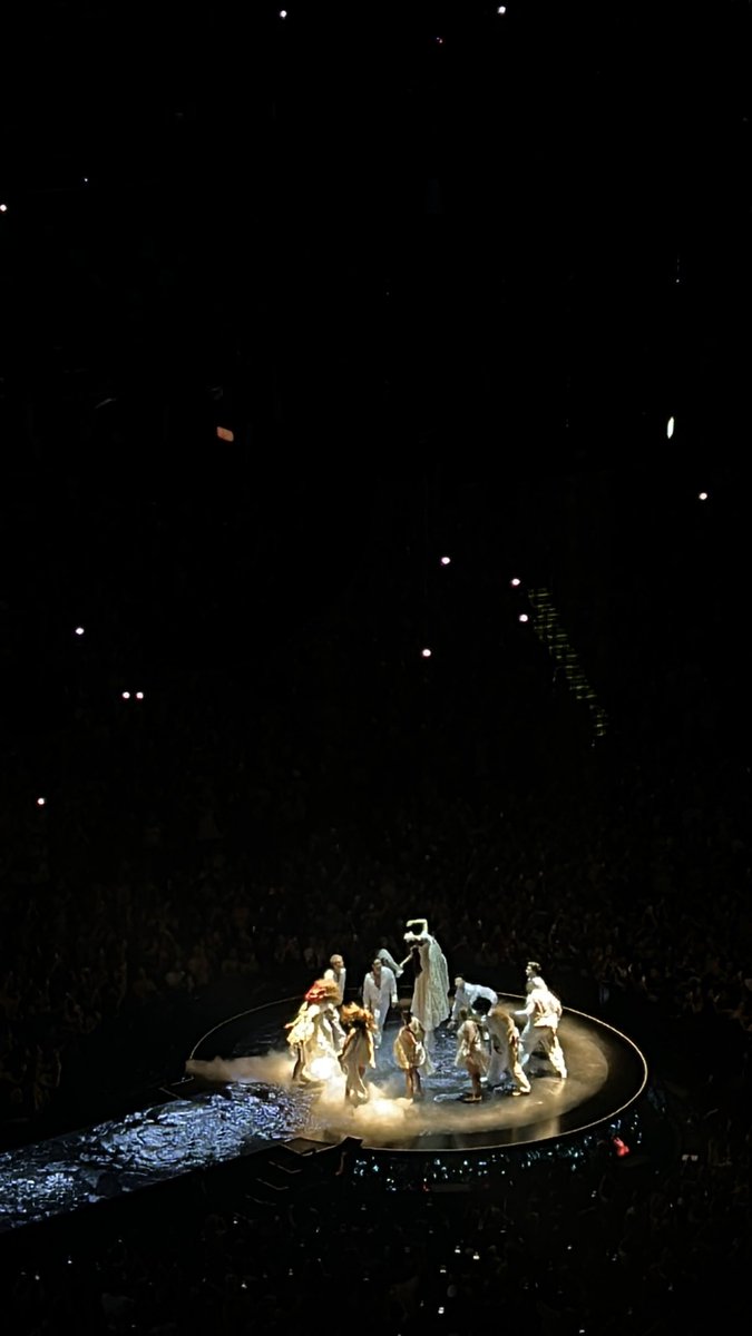 pastlifepetal's tweet photo. literally best night ever💛 #estboston @TeamAriana @tdgarden https://t.co/gtlGHVrpAV