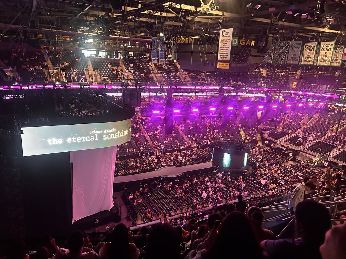pastlifepetal's tweet photo. literally best night ever💛 #estboston @TeamAriana @tdgarden https://t.co/gtlGHVrpAV