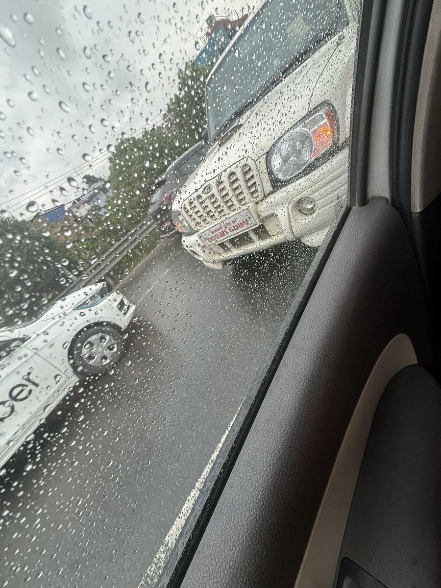 dalbhatkhane's tweet photo. @NepalPoliceHQ This government vehicle had crossed the double line while making a right turn at the junction. As the vehicle approached, the police had stopped the right-turning traffic. The vehicle then turned on its emergency lights. https://t.co/kNXclSWDJa