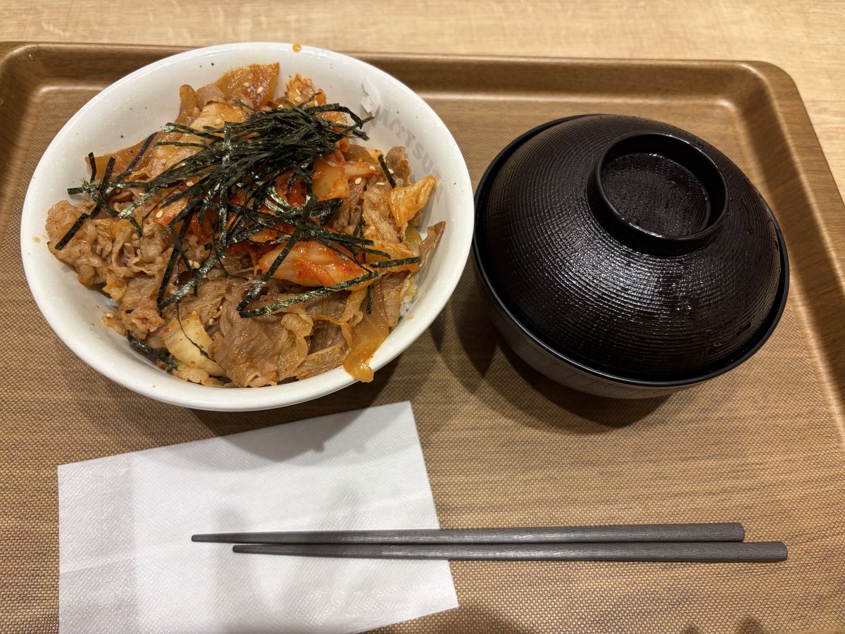 hexagon_gon's tweet photo. 飲食店がバタバタ閉まるこんな時間に夕飯難民がオフィス街にたどり着いても暖かく迎え入れてくれる松屋くん大好き‼️
一生ついていきます🥰 https://t.co/TfqGzNbc8u
